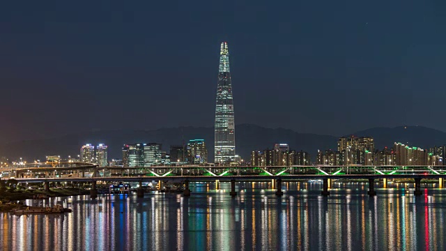 清damdaegyo大桥及乐天世界大厦(韩国最高建筑)夜景视频素材