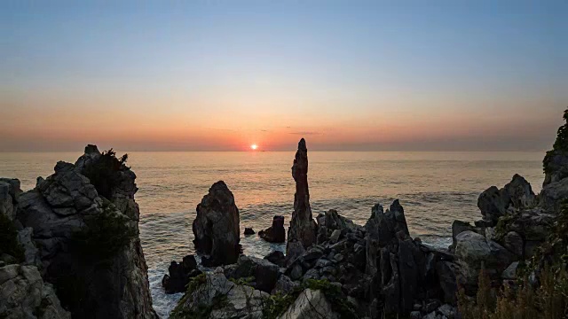 日出时的Chuam Chotdaebawi(以烛台形状的岩石和旅游胜地而闻名)视频素材