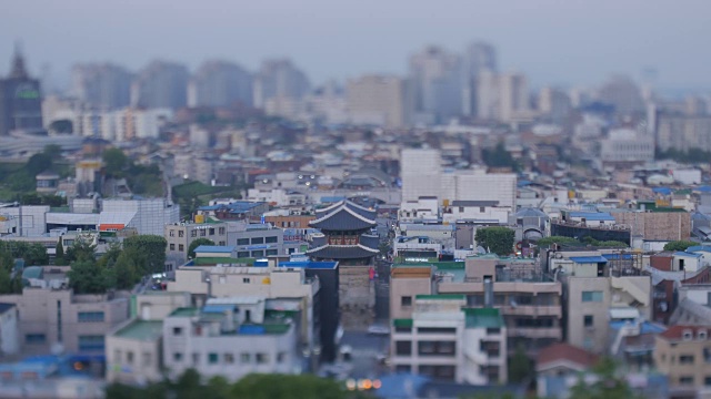 水原华城(联合国教科文组织世界遗产)的城市和Paldalmun(韩国瑰宝402)和道路上过往的汽车视频素材