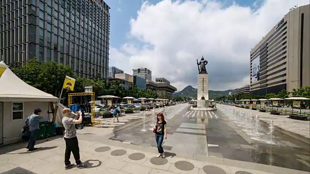 光华门广场上的李新新(韩国海军英雄)雕像视频素材