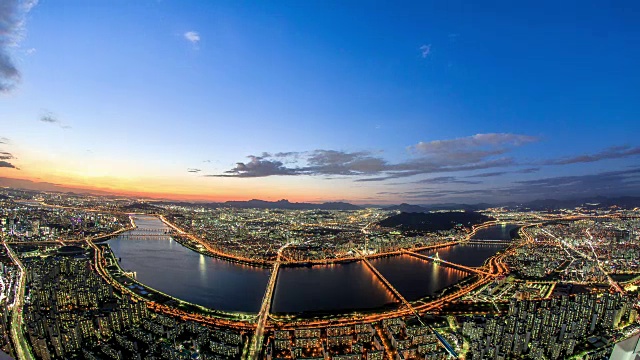 夜景俯瞰首尔，包括京城大桥、京城铁路桥和奥林比耶大桥视频素材