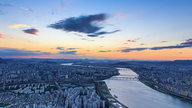 汉江日落，清潭大学城大桥和首尔的城市景观视频素材