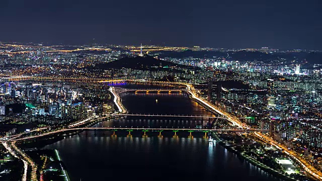 汉江夜景，清潭大学城大桥和首尔的城市景观视频素材