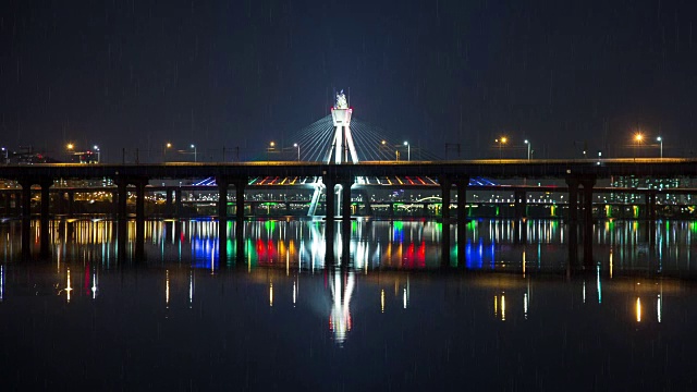 奥运大桥和汉江夜景(奥运桥是韩国第一座斜拉桥)视频素材