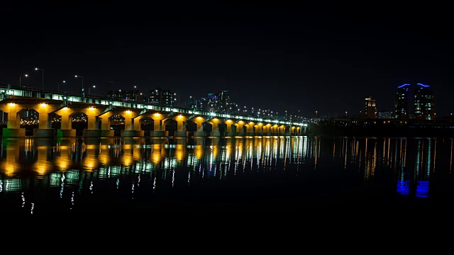 下雨天的Jamsildaegyo大桥夜景(连接松巴谷和光津谷)视频素材