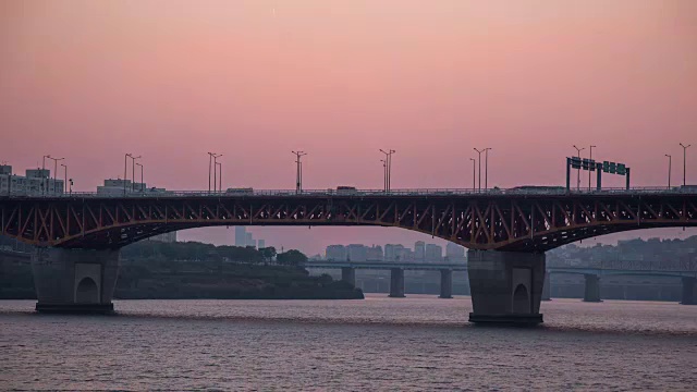 夕阳下的城山大殿(连接麻浦区和永登浦区的大桥)视频素材