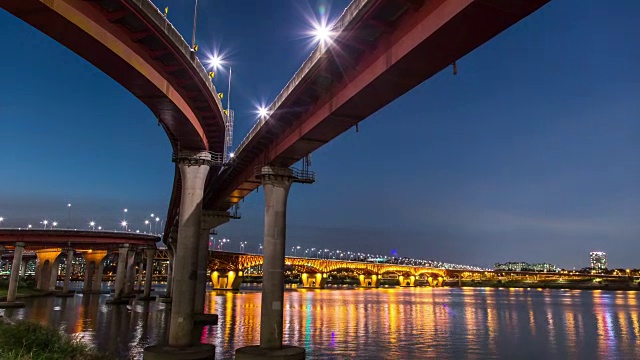 汉江夜景及连接麻浦区与永登浦区的城山大厂桥视频素材