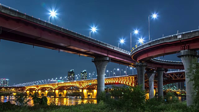 汉江夜景及连接麻浦区与永登浦区的城山大厂桥视频素材