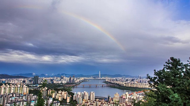 首尔市上空的彩虹(东荷大egyo桥和乐天世界大厦在眼前)(乐天世界大厦是韩国最高的建筑之一)视频素材