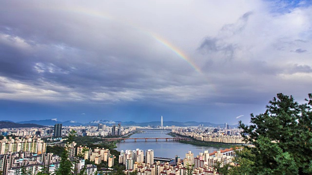 首尔市上空的彩虹(东荷大egyo桥和乐天世界大厦在眼前)(乐天世界大厦是韩国最高的建筑之一)视频素材