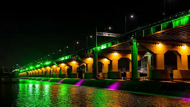 下雨天的Jamsildaegyo大桥夜景(连接松巴谷和光津谷)视频素材