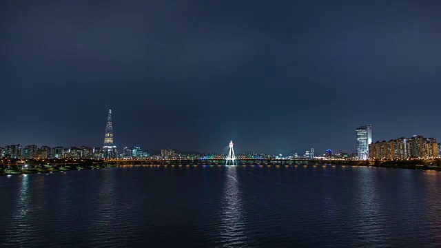 奥林匹克大桥和乐天世界塔的夜景(奥林匹克大桥是韩国第一座斜拉桥)视频素材