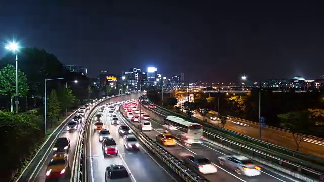 奥运公路(这条公路是首尔的主要路线)上的交通夜景视频素材