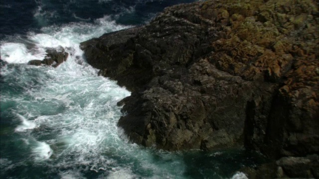 空中飞过海岸，旧锡矿，悬崖和海洋，康沃尔，英国视频素材