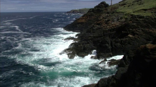 空中飞过海岸，悬崖和海洋，康沃尔，英国视频素材