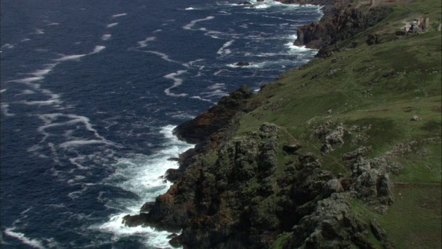 空中飞过海岸，悬崖和海洋，康沃尔，英国视频素材