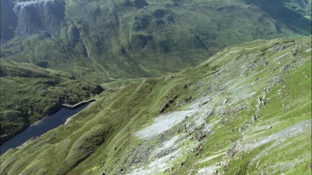 在英国威尔士斯诺登尼亚的高山和山谷上空视频素材