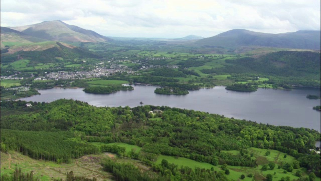 英国坎布里亚郡的Derwent Water和Keswick上空视频素材