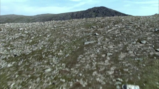 空中飞过山脊，苏格兰，英国视频素材