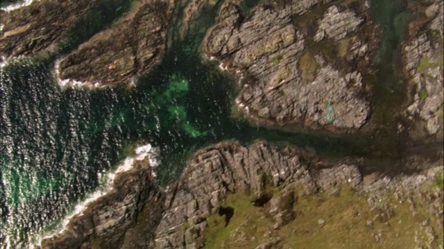 英国苏格兰的岩石海岸上空视频素材