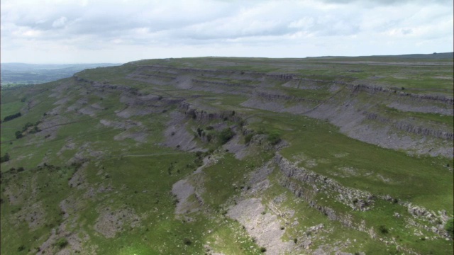 空中俯瞰石灰岩，约克郡山谷，英国视频素材