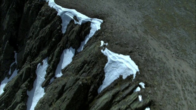 在英国苏格兰雪山上空的空中视频素材