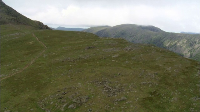 英国坎布里亚郡的高山和山谷上空视频素材