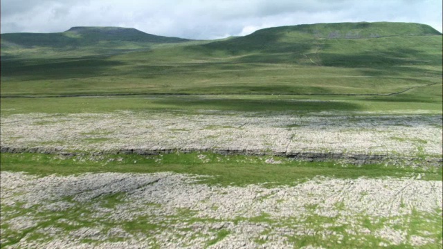 英国约克郡山谷，在干燥的石墙和石灰石路面上架空视频素材