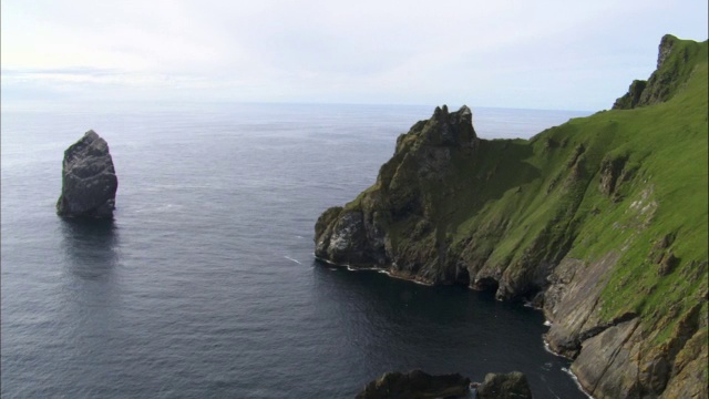 英国苏格兰圣基尔达的悬崖和海岸上空视频素材