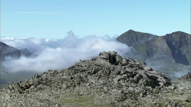 从空中飞过英国威尔士斯诺登尼亚的山峰视频素材