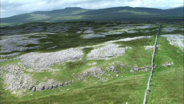 英国约克郡山谷，在干燥的石墙和石灰石路面上架空视频素材