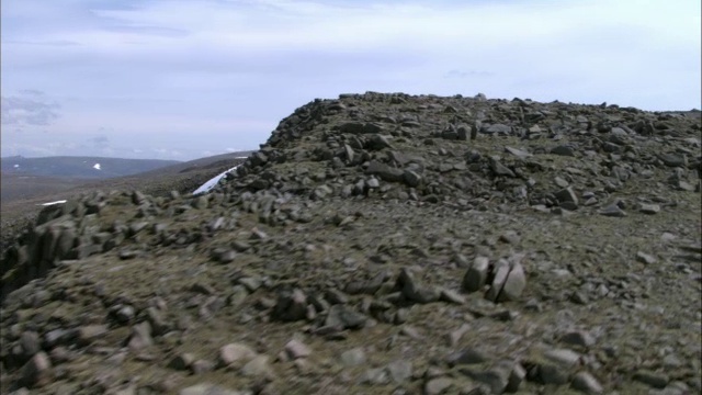 英国苏格兰，空中飞过白雪覆盖的山峰视频素材