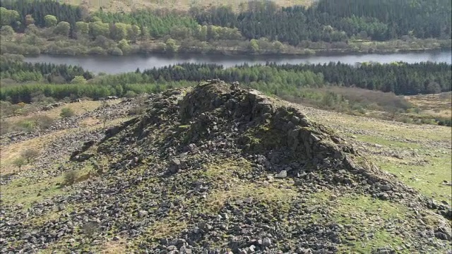 英国达特穆尔暴露的花岗岩岩岗周围的航拍视频素材