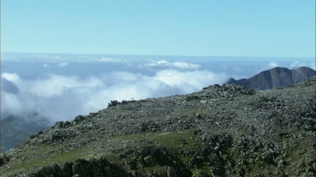 从空中飞过英国威尔士斯诺登尼亚的山峰视频素材