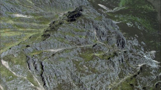 空中俯瞰陡峭的山坡，苏格兰，英国视频素材