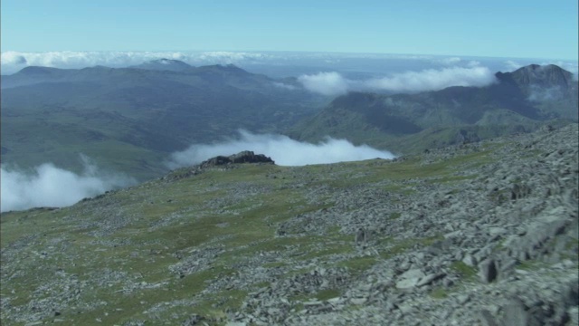 飞过英国威尔士斯诺登尼亚的高山视频素材