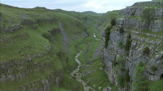 英国约克郡山谷戈代尔刀疤峡谷上空视频素材