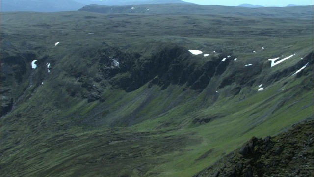 空中飞过山坡，苏格兰，英国视频素材