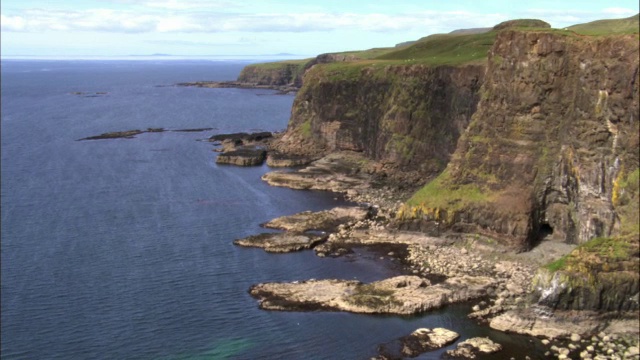 英国苏格兰斯凯岛，空中飞过悬崖和大海视频素材