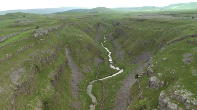 英国约克郡山谷戈代尔刀疤峡谷上空视频素材