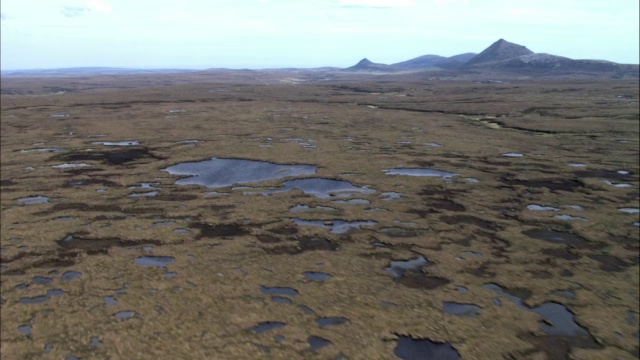 空中俯瞰英国苏格兰高地的沼泽视频素材