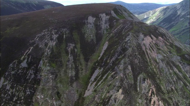 从空中飞过英国苏格兰的山脉和湖泊视频素材