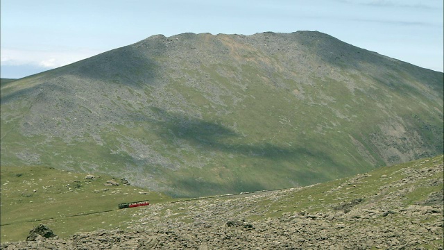 斯诺登山铁路列车攀登斯诺登，斯诺登尼亚，威尔士视频素材