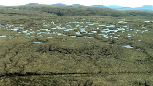 空中俯瞰英国苏格兰高地的沼泽视频素材