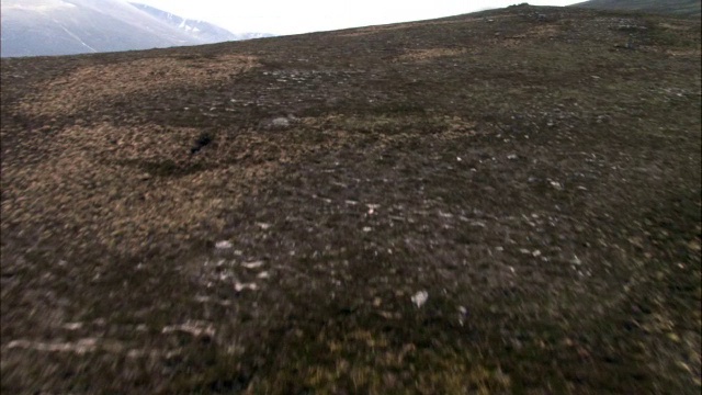 英国苏格兰，空中俯瞰多山的荒野视频素材