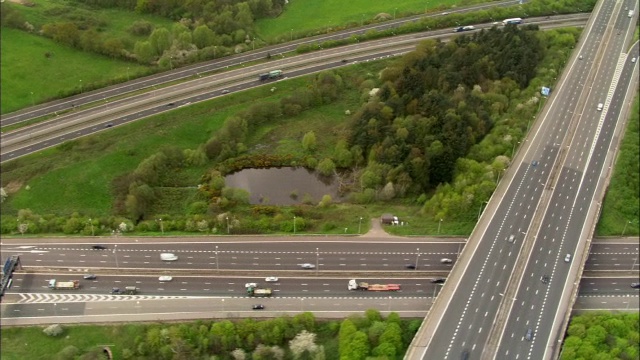 英国高速公路之间的野生动物保护区上空视频素材
