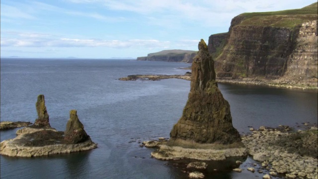 英国苏格兰斯凯岛，Macleod's Maidens sea stacks视频素材