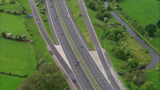 英国兰开夏郡，M6高速公路交叉处，汽车上空的天线视频素材