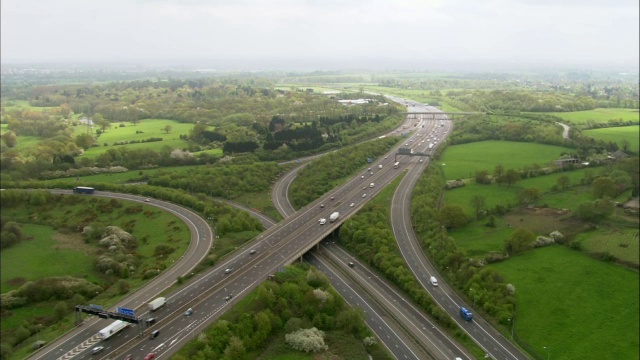 英国高速公路上的空中飞行视频素材