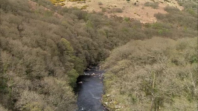 英国达特穆尔高原，空中飞过河流视频素材